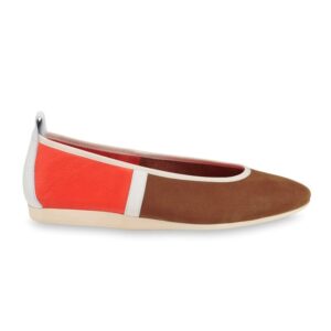 allet flats with elasticated throat line plain and nubuck full-grain calfskin leather colourway: multicoloured brown/white/orange_alezan/white/taroko 1.5 cm flat sole in Lactae Hévéa®, milk insole in plain taroko-orange leather special features: original arche flexibility, unlined. as these shoes come up small, we advise you to choose a size up from your usual one. to discover in